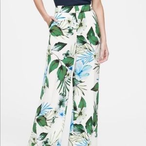 Women’s Floral Banana republic wide leg pants. 🌺